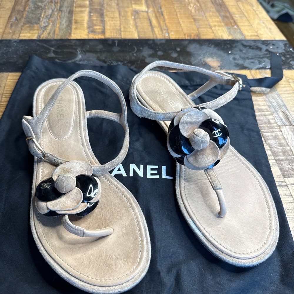 Chanel beige suede thong sandals